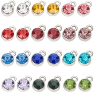 24 runde glasvedhæng med facet sten.